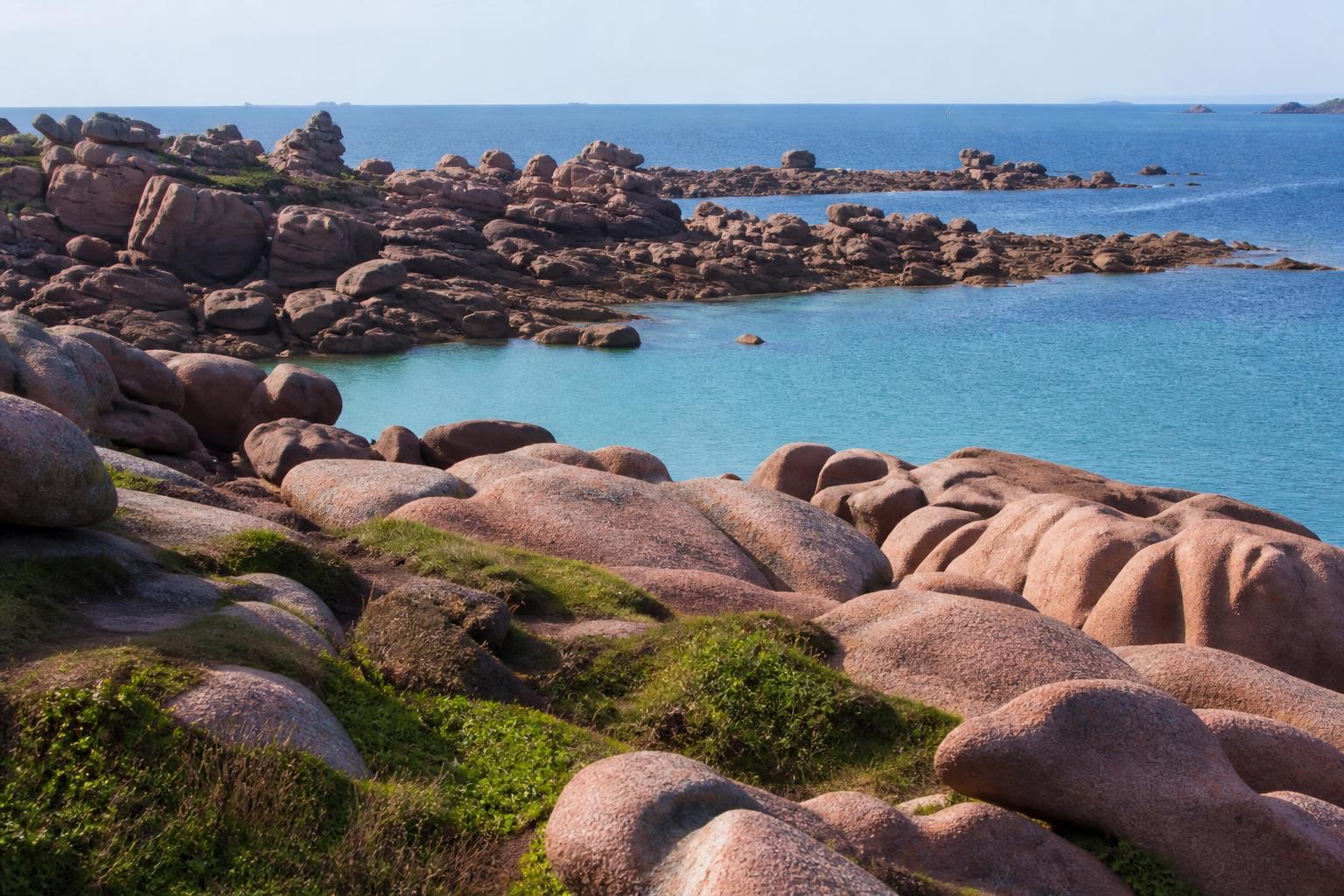 La presqu'île Renote en hiver, chaos de granit rose sous un ciel pâle, l'eau turquoise en contrebas, pas une âme à l'horizon