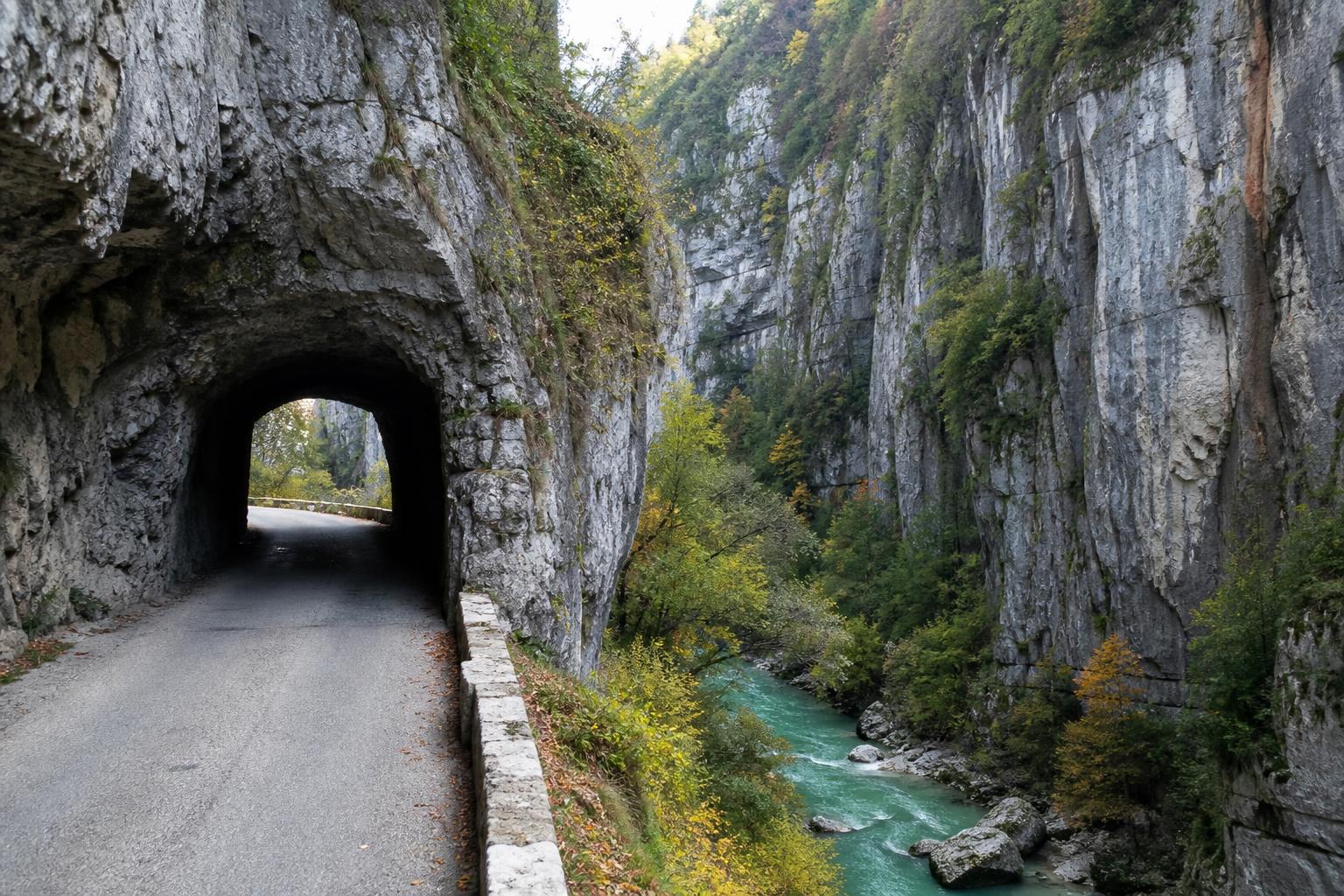 Gorges etroites de la Bourne, parois verticales et riviere en fond de vallee