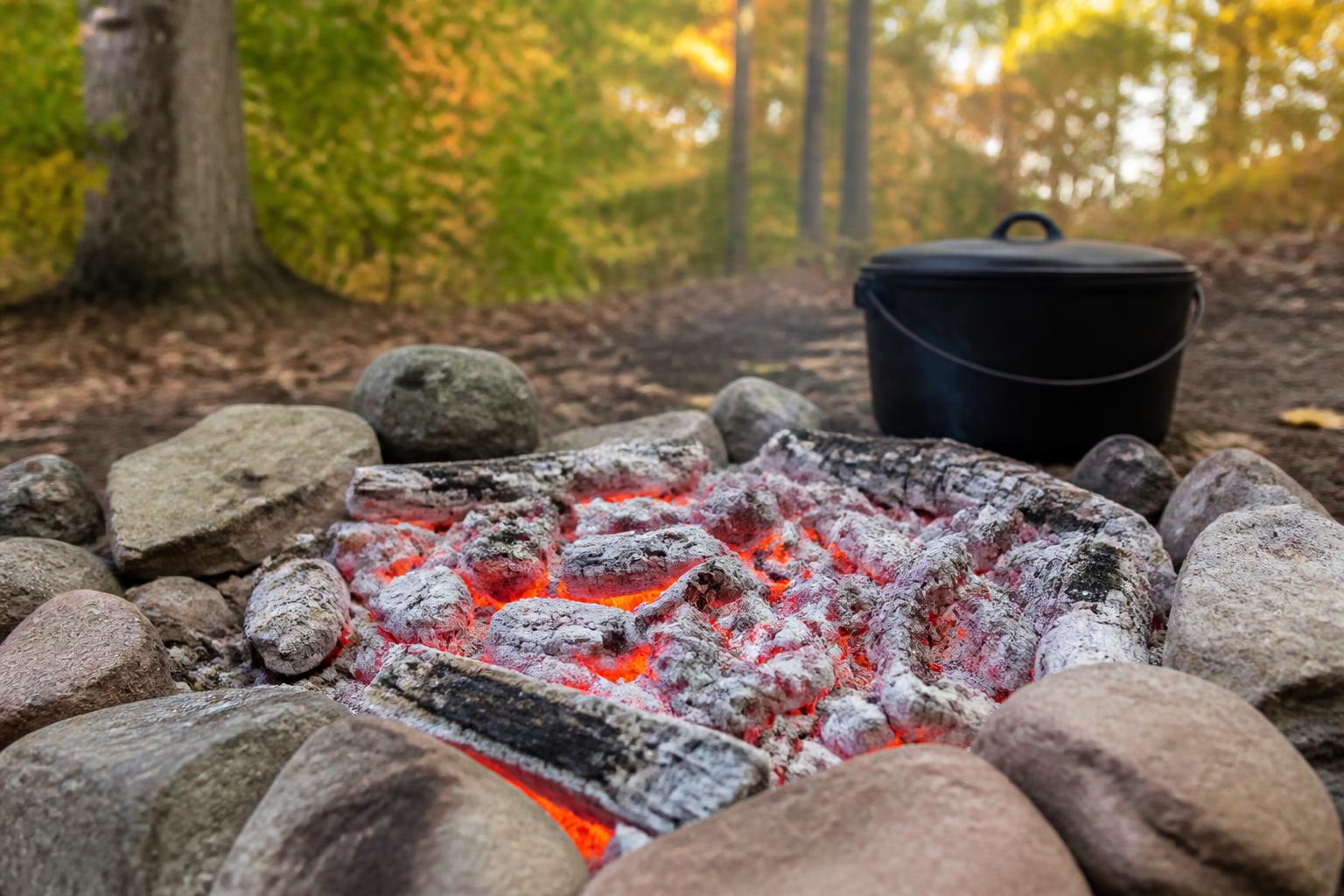 Lit de braises rouges recouvertes de cendre blanche, prêt pour la cuisson