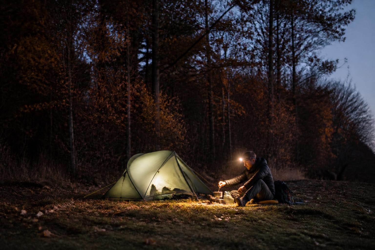 S'éclairer au bivouac en automne : lampes frontales, lanternes et astuces pour les soirées qui tombent tôt
