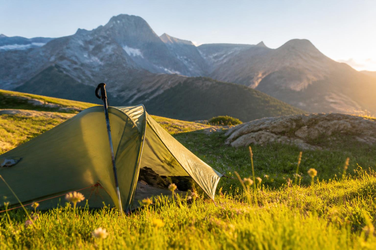 Tente 1 place ou tarp : comment choisir son abri minimaliste