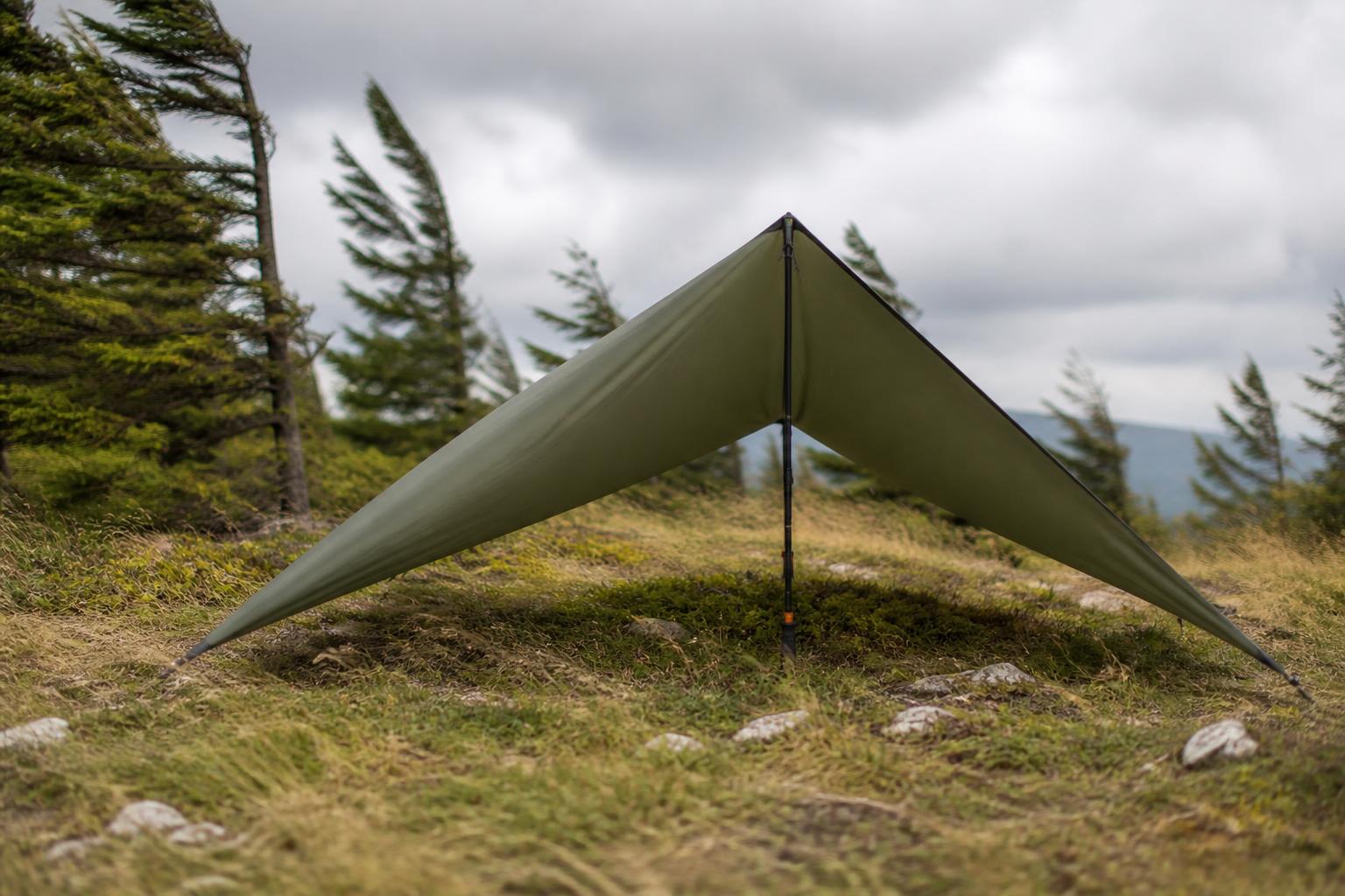 Monter un tarp par vent fort : les configurations qui tiennent