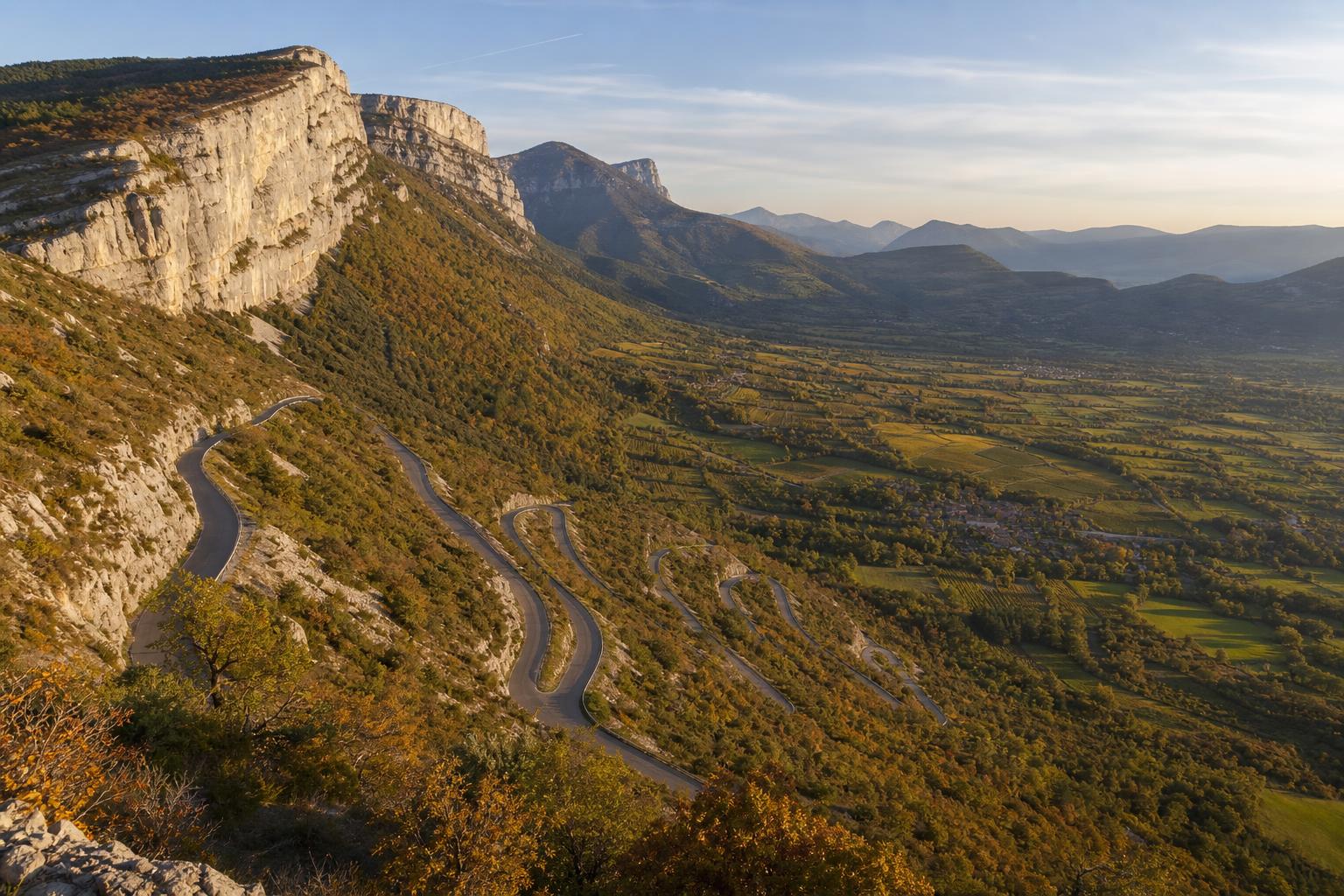 Descente du plateau du Vercors vers la vallee de la Drome, lumiere d'automne