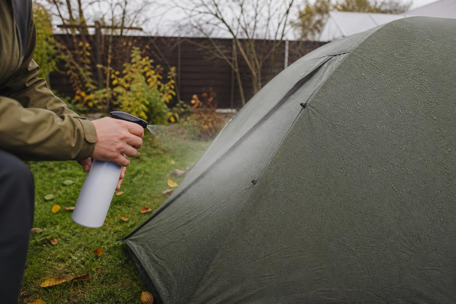 Nettoyer et imperméabiliser sa tente avant l'hiver : le guide complet
